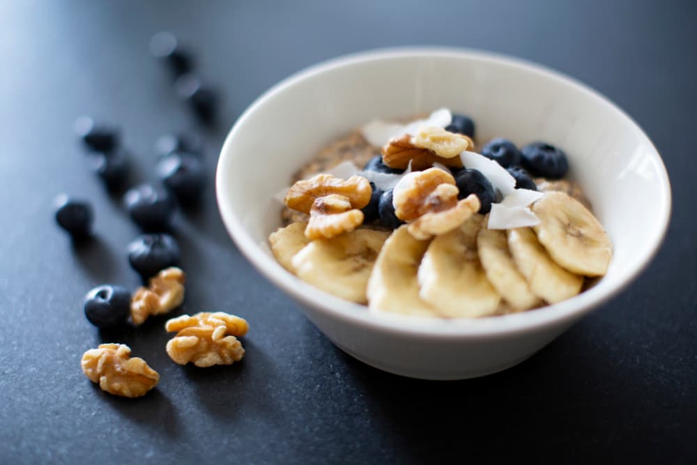 Bild på overnight oats med valnötter och blåbär