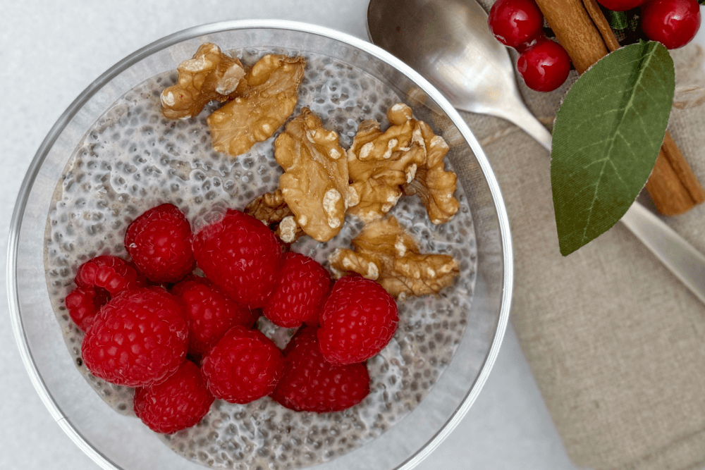 Jouluisesti maustettu chia-vanukas