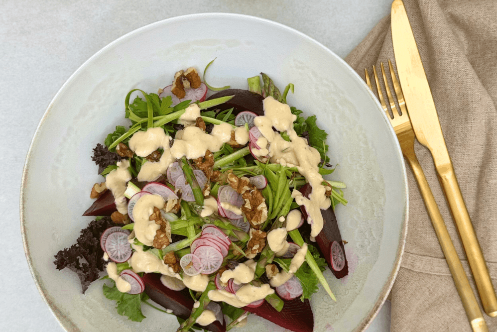 Kevätsalaatti cashew-kastikkeella