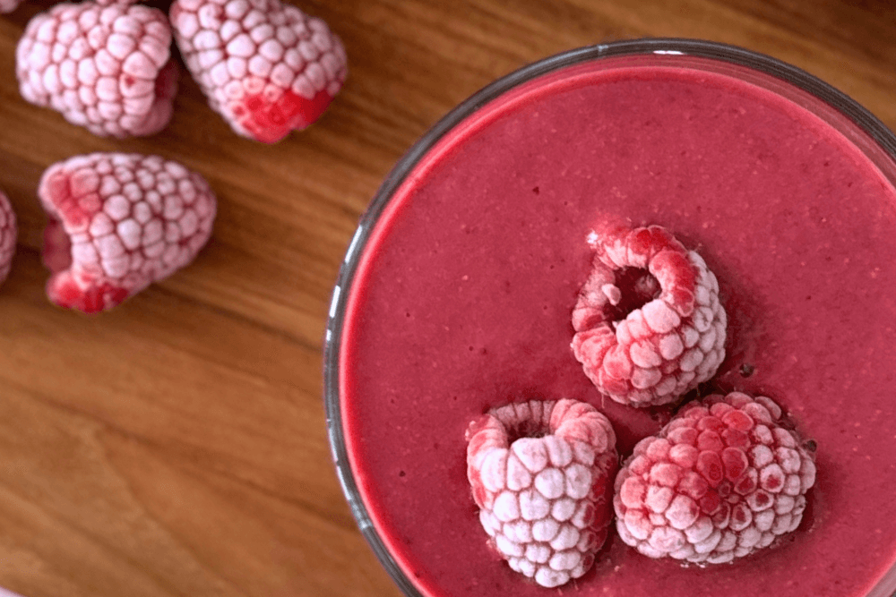 Runsaskuituinen punainen smoothie